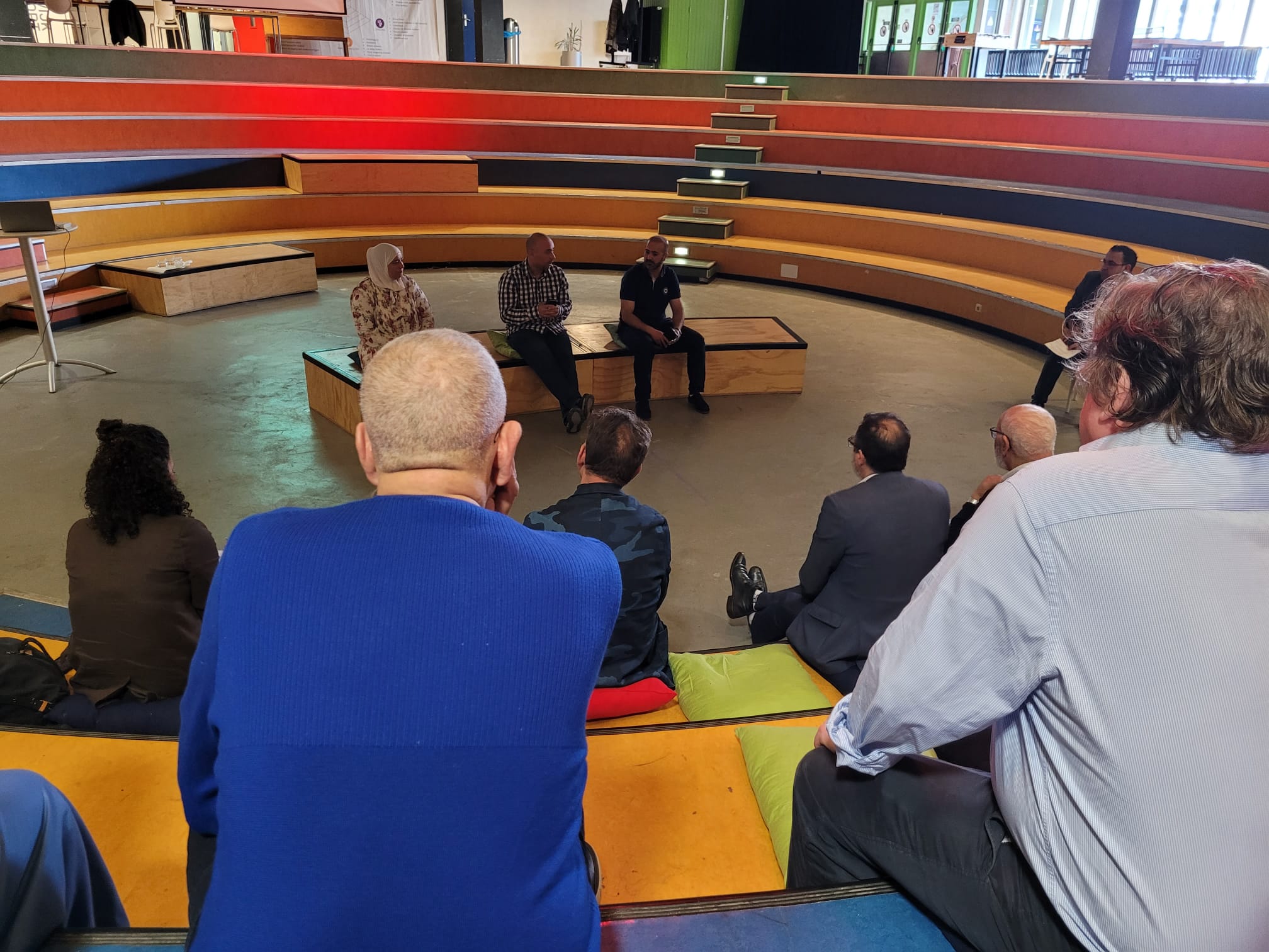 Bijeenkomst met mensen op tribune