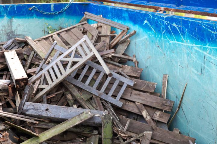 Houtcontainer op mileustraat